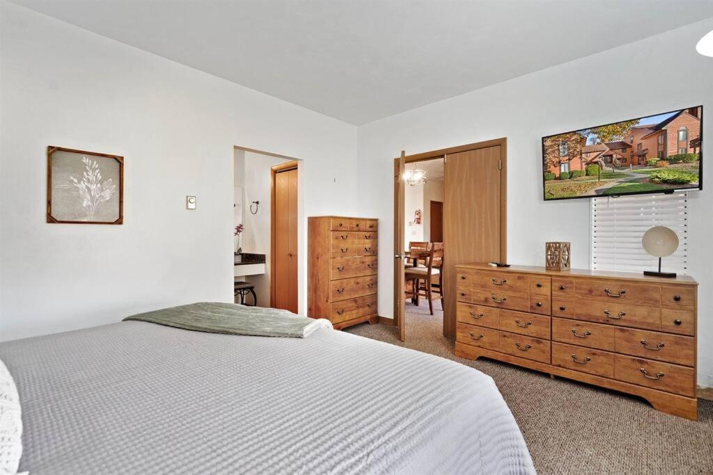 Apartment Beautiful Seven Springs- 2 Bed, 2 Bath *